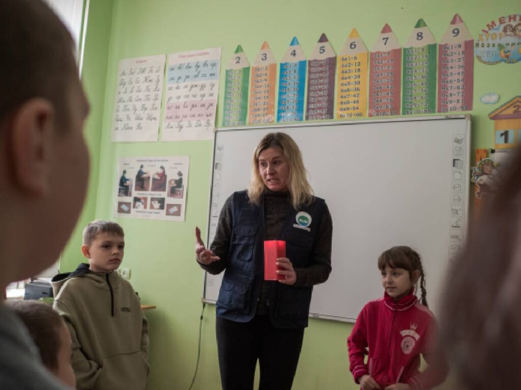 una cooperante AVSI in una scuola ucraina