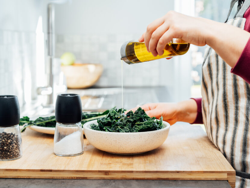 ragazza che sta cucinando il cavolo nero