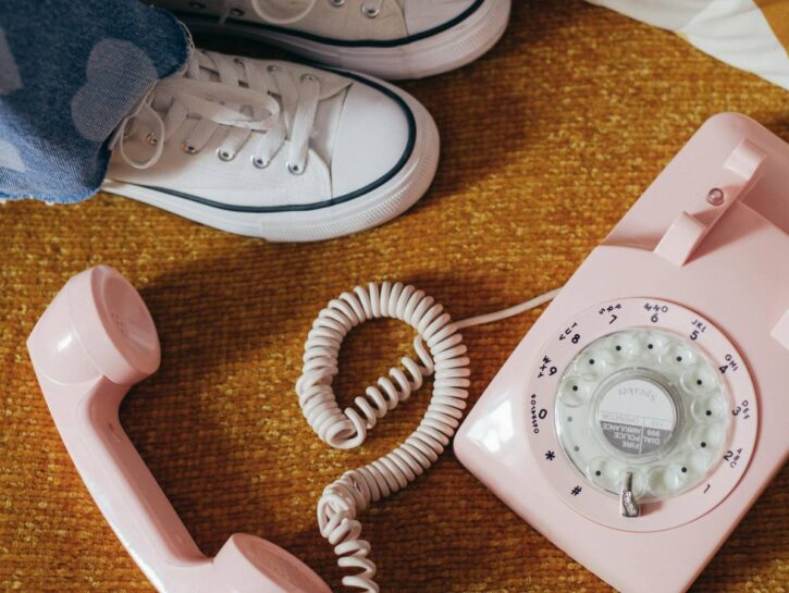 La Generazione Z riscopre il telefono con il filo