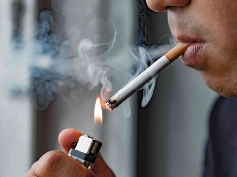 Smettere di fumare riduce il rischio di cancro a qualsiasi età: la ricerca