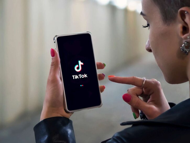 New York fa causa a Facebook, TikTok e YouTube: 
