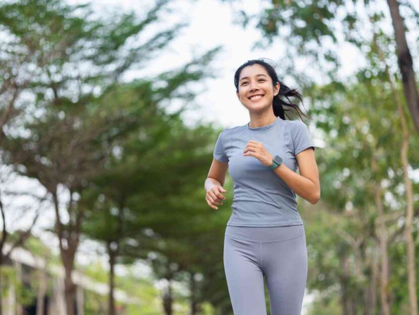 Una donna si allena per una maratona