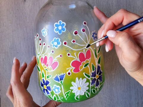 Come decorare un barattolo di vetro con i fiori