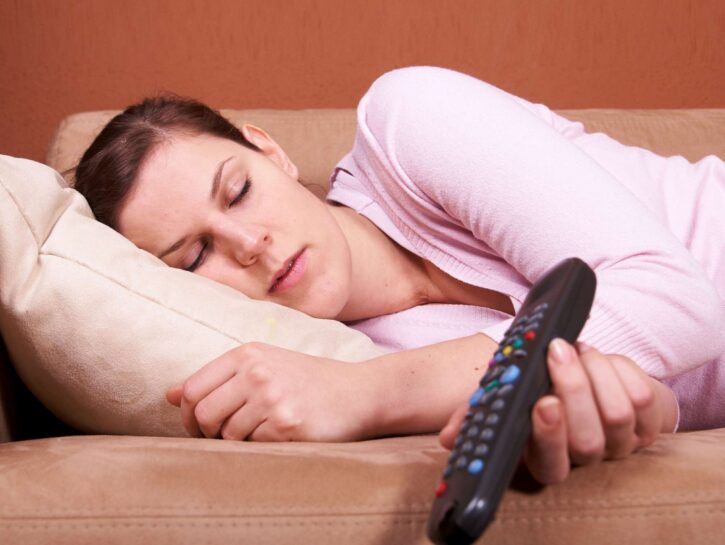 Dormire con la tv accesa: uno studio rivela perché fa male