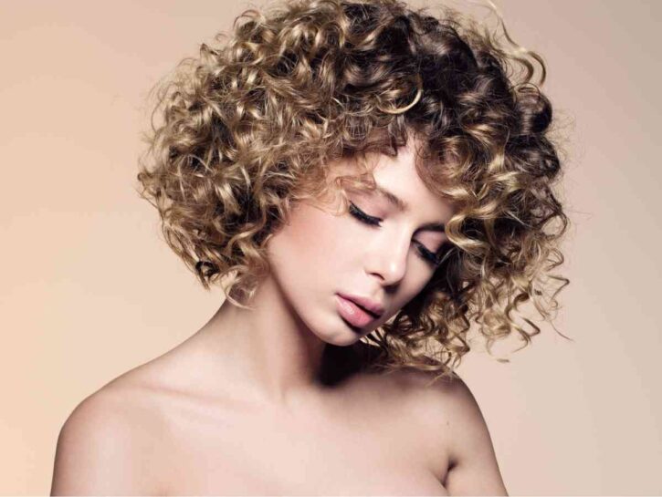 Halo hair, il trend del 2024 per chi ama i capelli ricci
