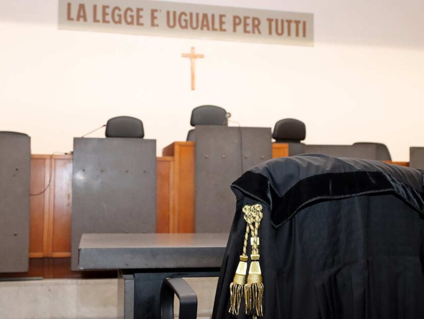 Aula di tribunale vuota