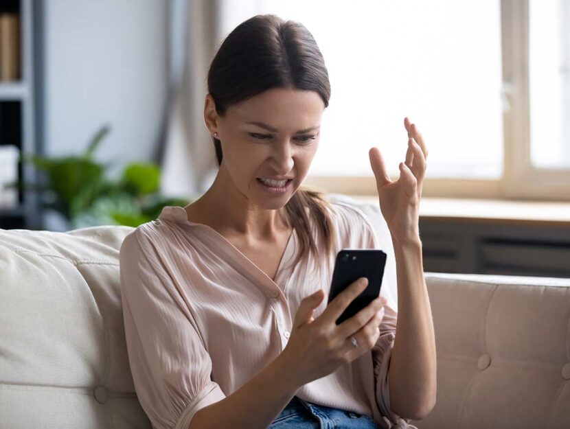 Donna arrabbiata al telefono