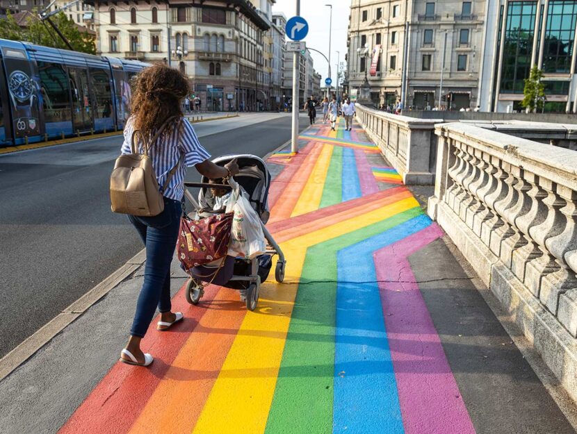 Madre con passeggino per le vie di Padova