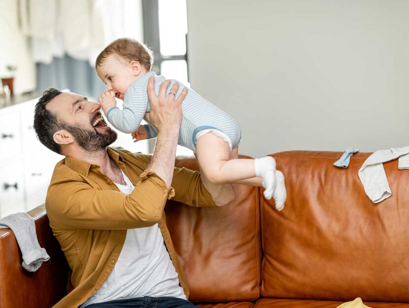 Papà gioca con il figlio piccolo