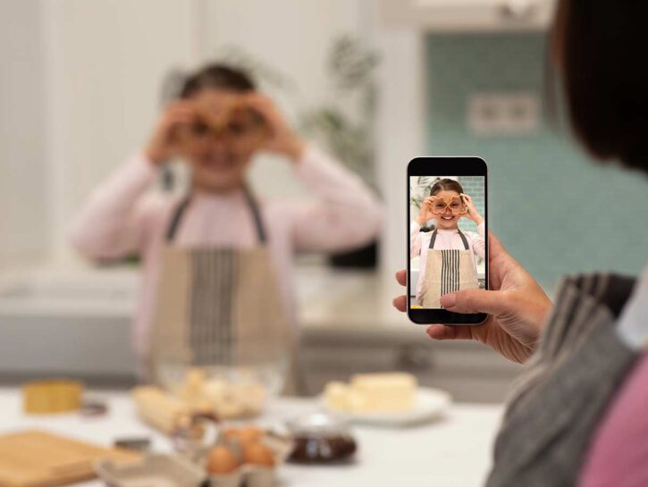 Sharenting, depositata la proposta di legge contro le foto dei minori sui social