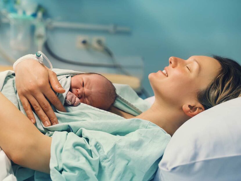 Mamma con figlio appena nato