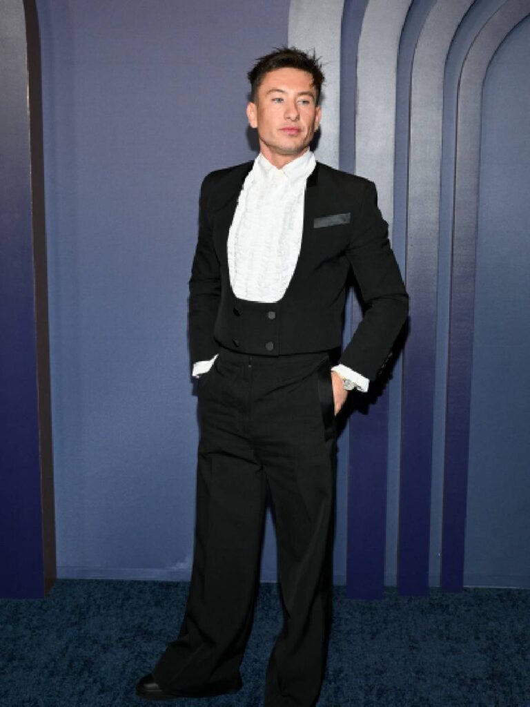 Barry Keoghan in uno smoking firmato Stella McCartney dalla collezione donna primavera-estate 2024 (GettyImages)