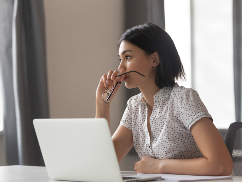 Donna che lavora al pc, pensando ai "sottoguadagnatori" come lei