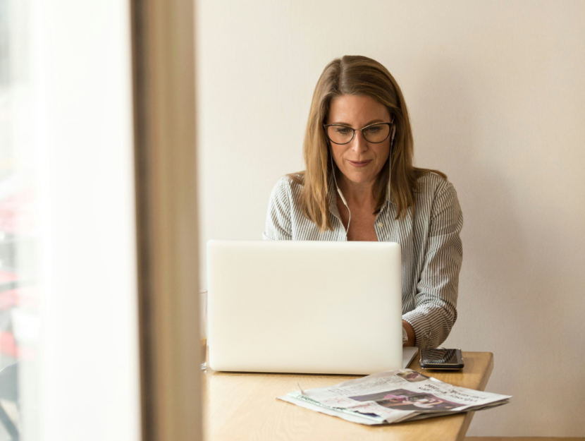 Donna che fa smart working prima della fine della misura