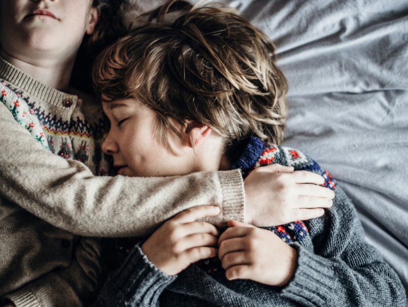 Bambina con fratello che ha l'autismo