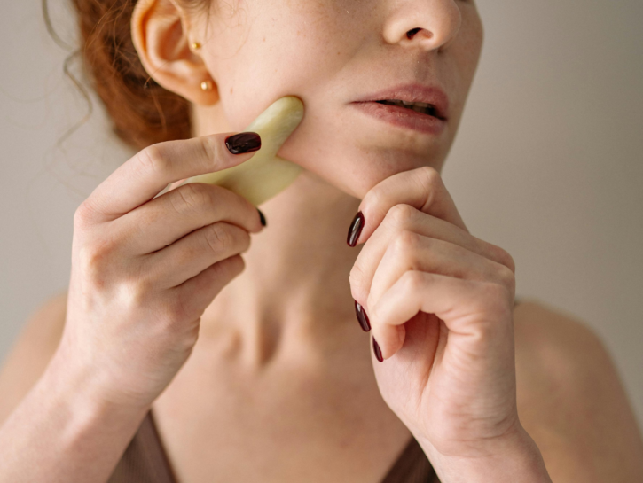 Gua sha: cos’è, come si usa e tutti i benefici 