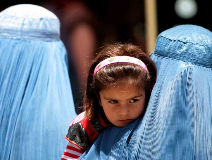 Afghanistan, due sorelle sfidano i Talebani cantando col burqa: video virali