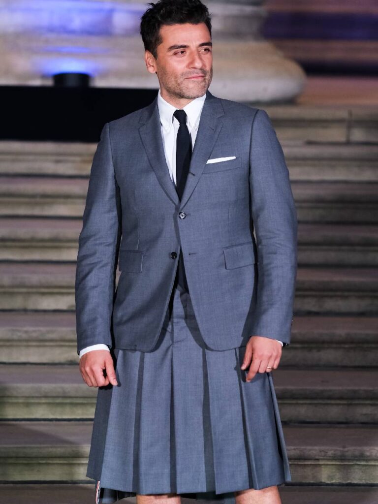 L’attore Oscar Isaac in un completo gonna di Thom Browne