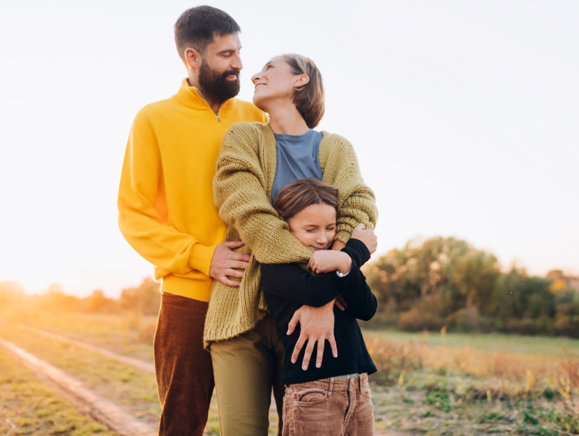 Mamma, papà e figlia in un abbraccio (mother tax)