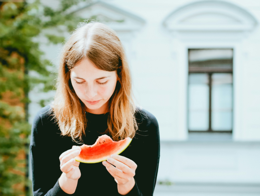 Ragazza che soffre di disturbi dell'alimentazione