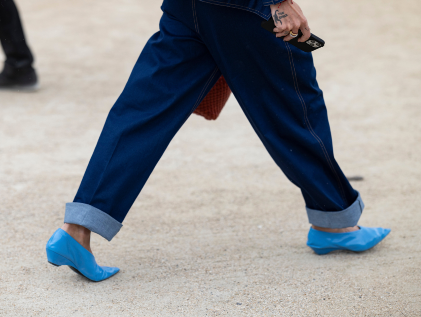 Scarpe blu con rischio di vesciche ai piedi