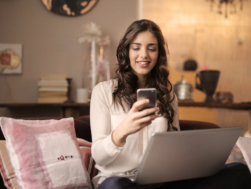 ragazza che fa acquisti online con la carta