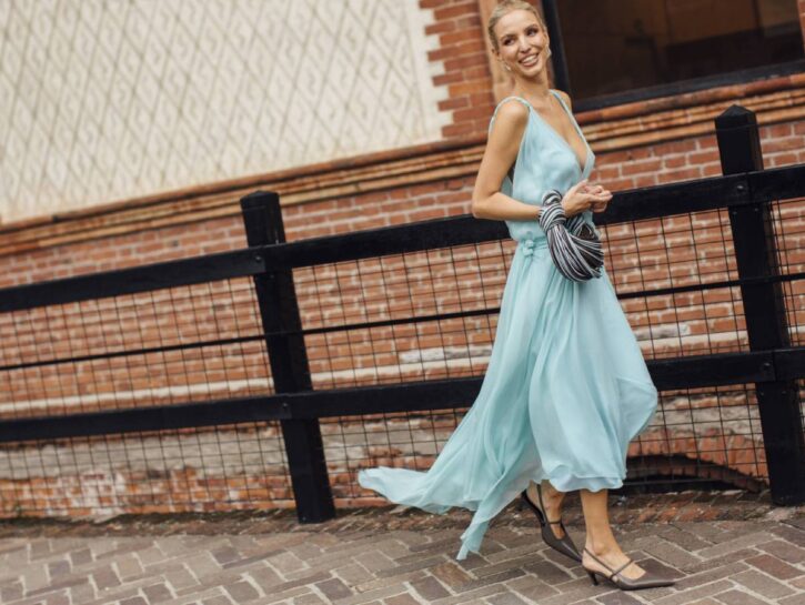 5 idee moda per indossare il celeste, colore di tendenza questa primavera 2024