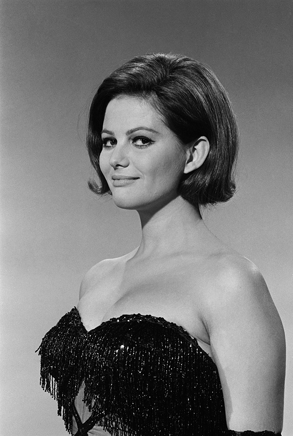 Claudia Cardinale col caschetto