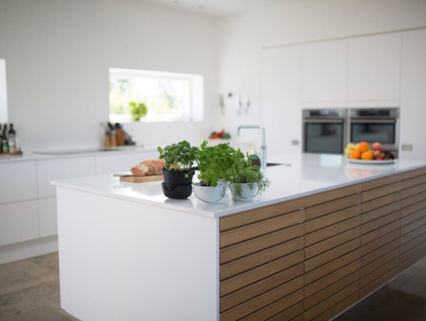 Interno di una cucina con penisola