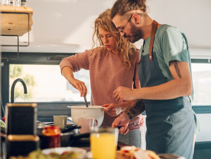 Una coppia sta cucinando insieme