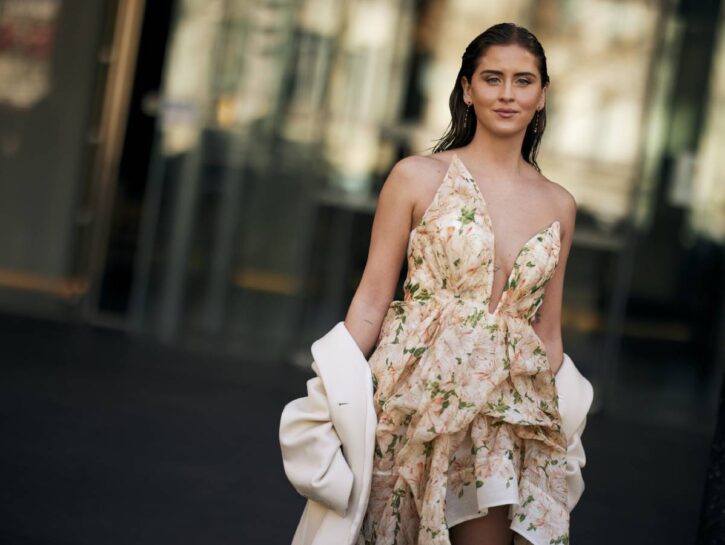 Vestiti con drappeggi: 5 idee moda per i look primavera 2024
