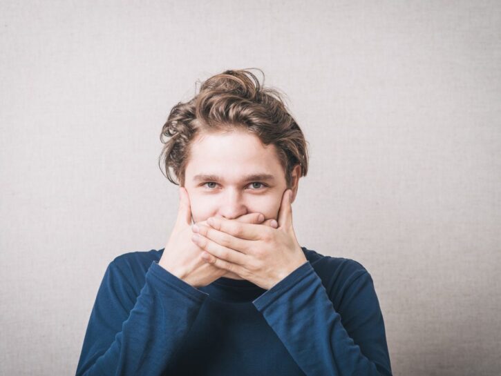 Psicologia delle parolacce: imprecare fa bene?