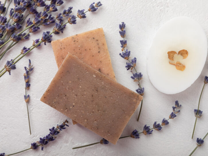 Come realizzare una saponetta semplice con scaglie di sapone vegetale
