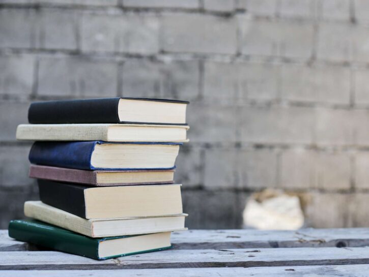 Come realizzare uno sgabello con dei vecchi libri