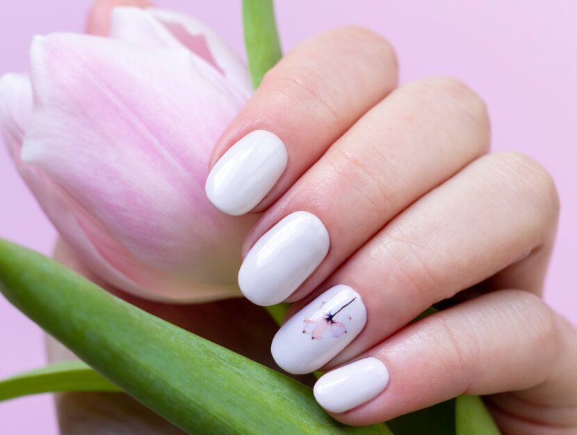 Una manicure floreale