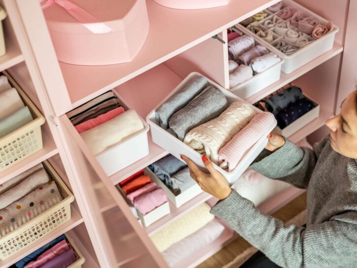 Come conservare i vestiti nelle scatole di plastica