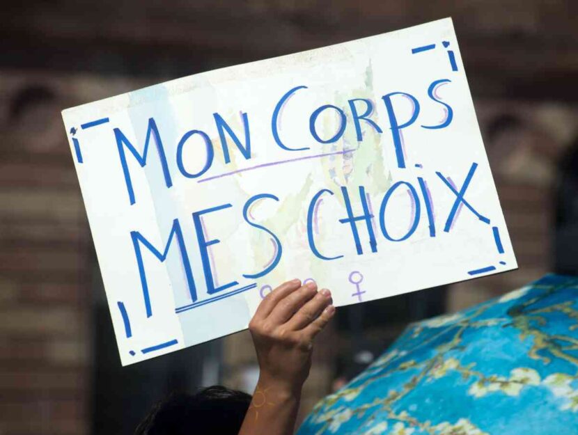 Un attivista per il diritto all'aborto mostra un cartello in Francia