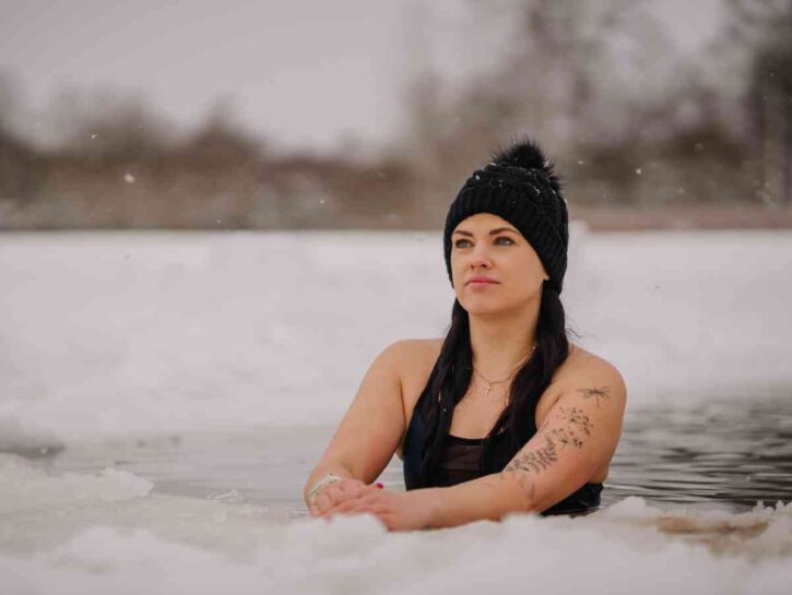 Nuotare in acqua fredda può ridurre i sintomi della menopausa: lo studio