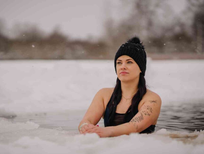 Una donna immersa nell'acqua gelida