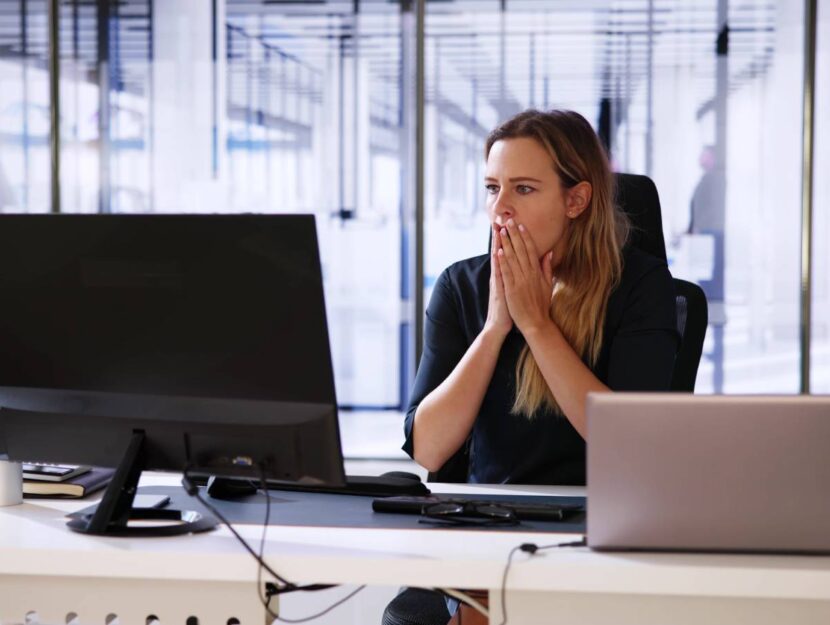 Una donna scopre che il suo computer è stato infettato da un virus