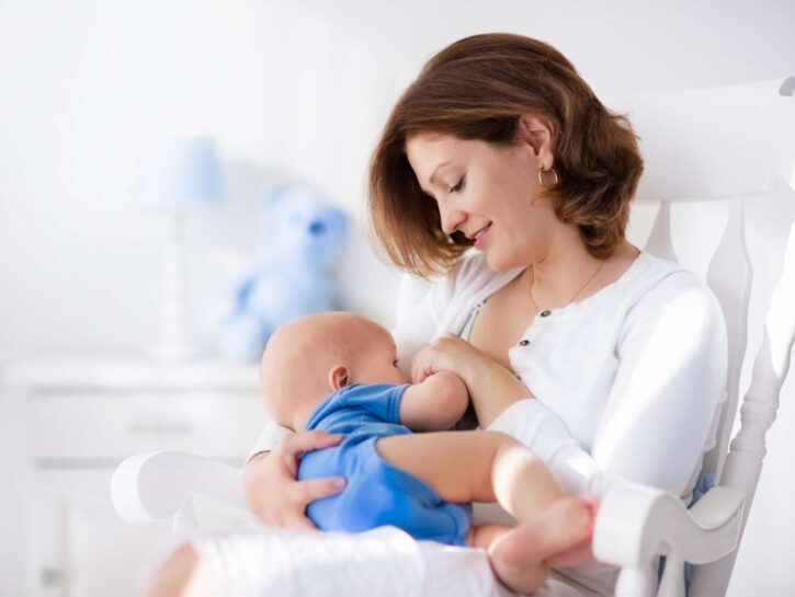 L'allattamento al seno riduce il rischio di obesità infantile: lo studio