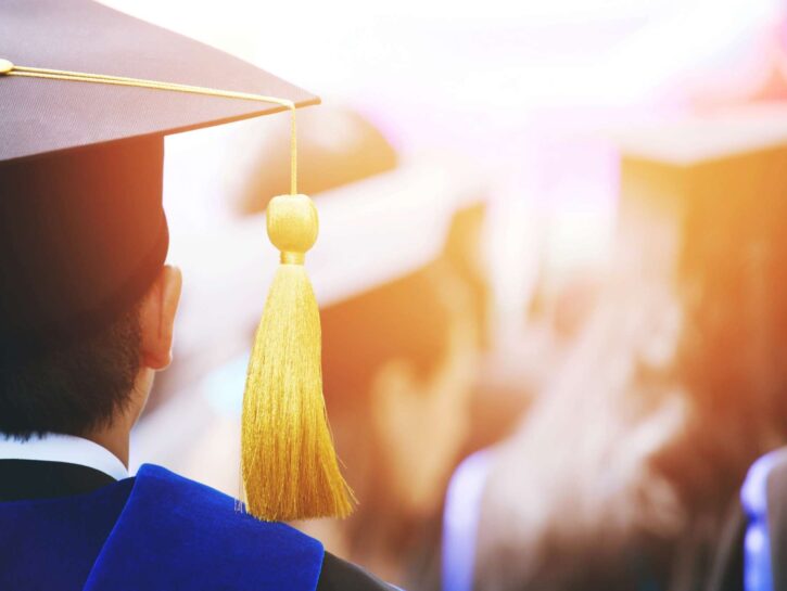 Università, in Italia pochi laureati e fuori corso: fine studi a 27 anni