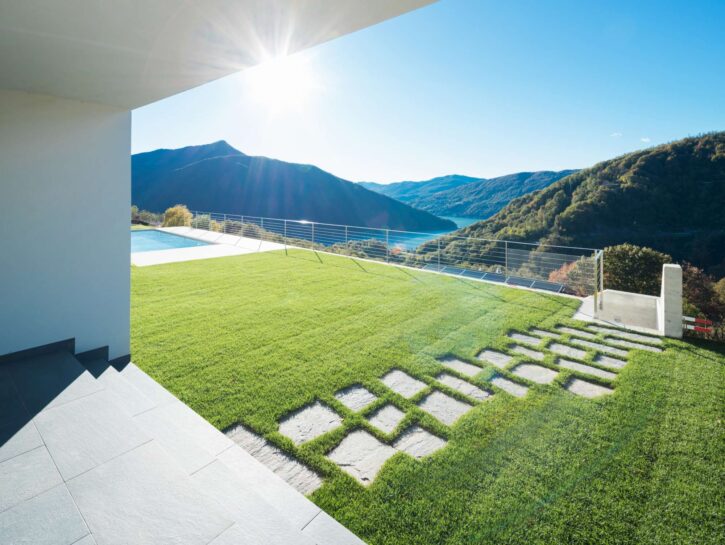 Cosa mettere sotto l'erba sintetica in terrazzo?