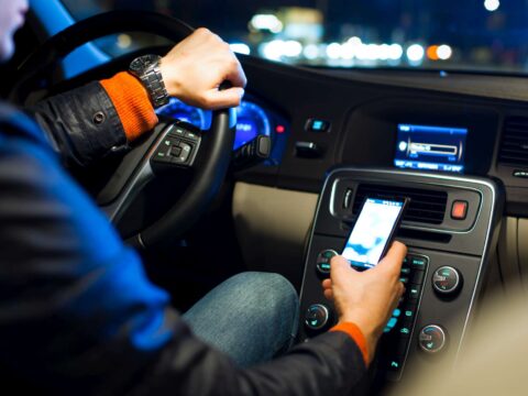 Nuovo codice della strada, tolleranza zero su telefoni e alcol al volante