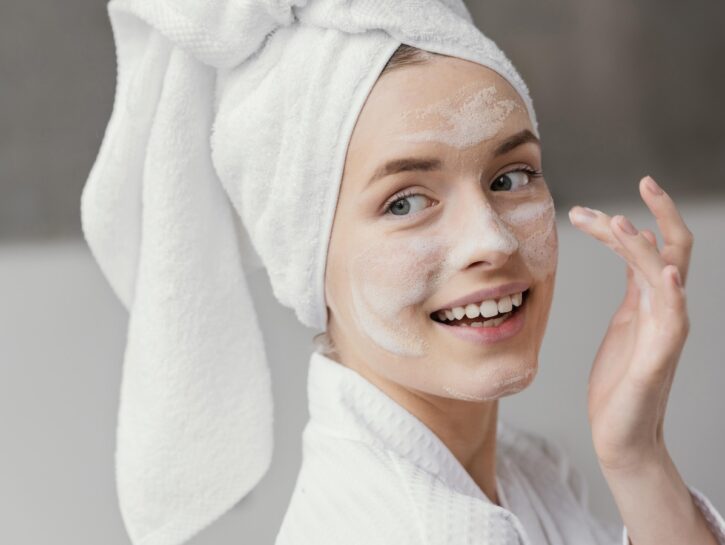 Skincare per adolescenti: no all'anti-età, avvisano i dermatologi