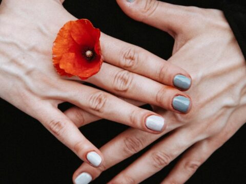 Stone nails: le unghie “quiet luxury” della primavera