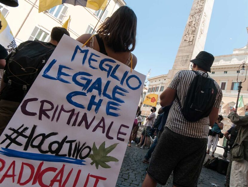 Legalizzazione cannab9is, manifestazione dell'associazione "Meglio legale"