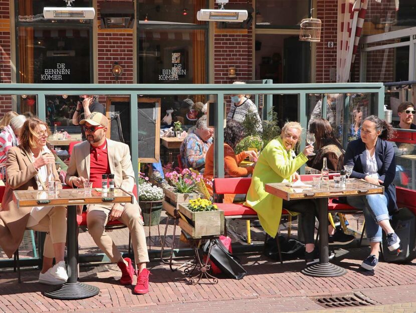 Olandesi seduti ai tavoli di un bar