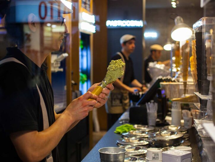 Gelato vietato dopo mezzanotte: a Milano esplode la polemica