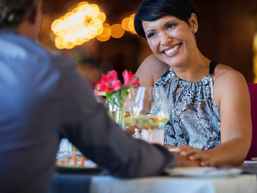 Boom di seconde nozze, coppia a cena si tiene per mano